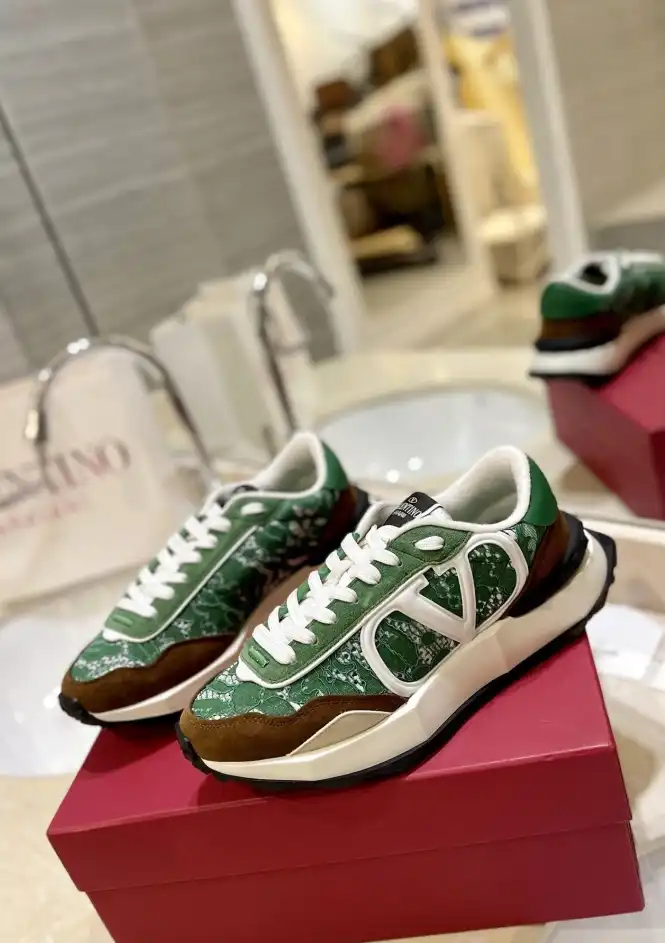 hype Valentino Sneakers