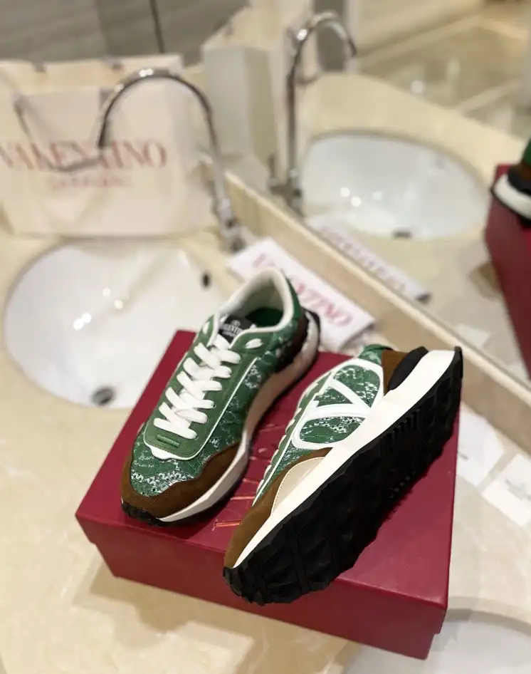 hype Valentino Sneakers