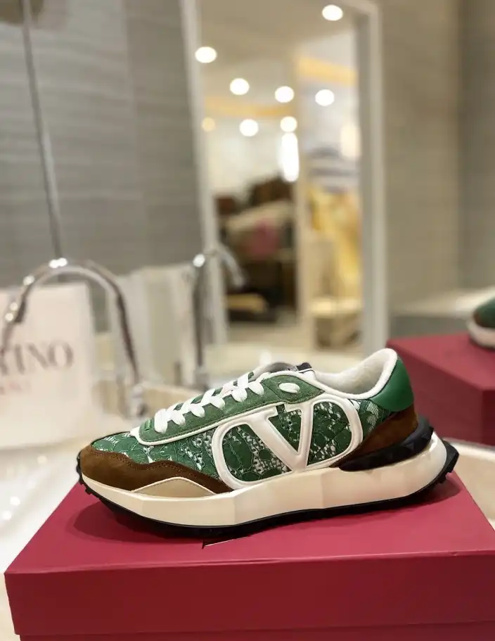 hype Valentino Sneakers