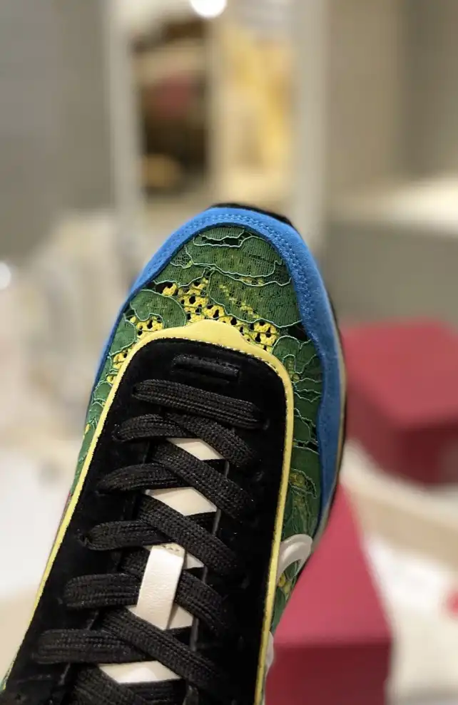 hype Valentino Sneakers