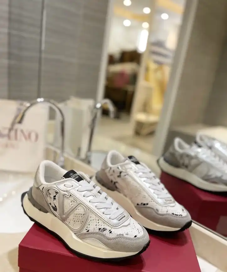 hype Valentino Sneakers