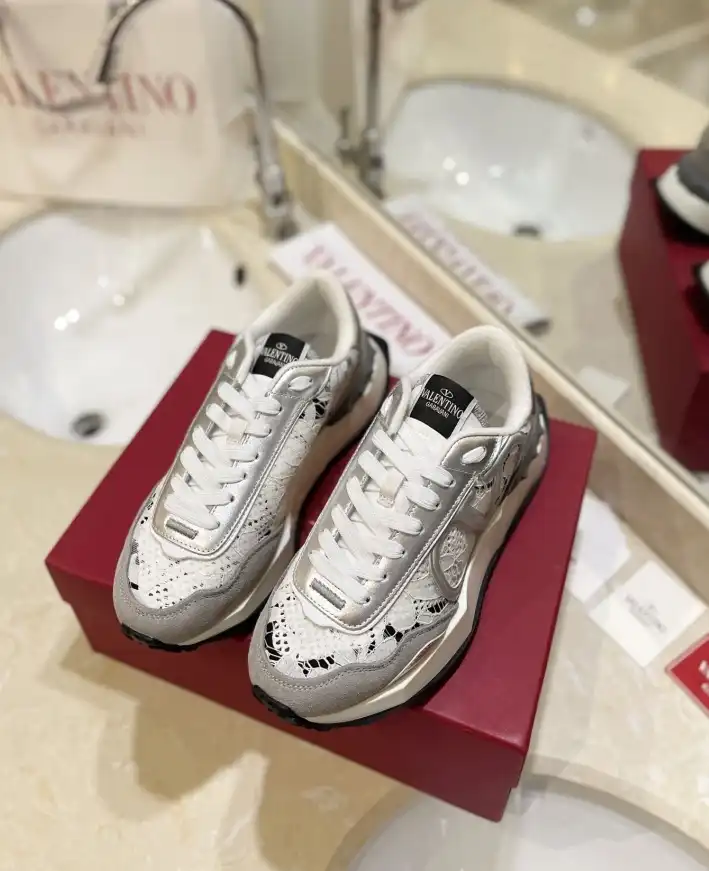 hype Valentino Sneakers