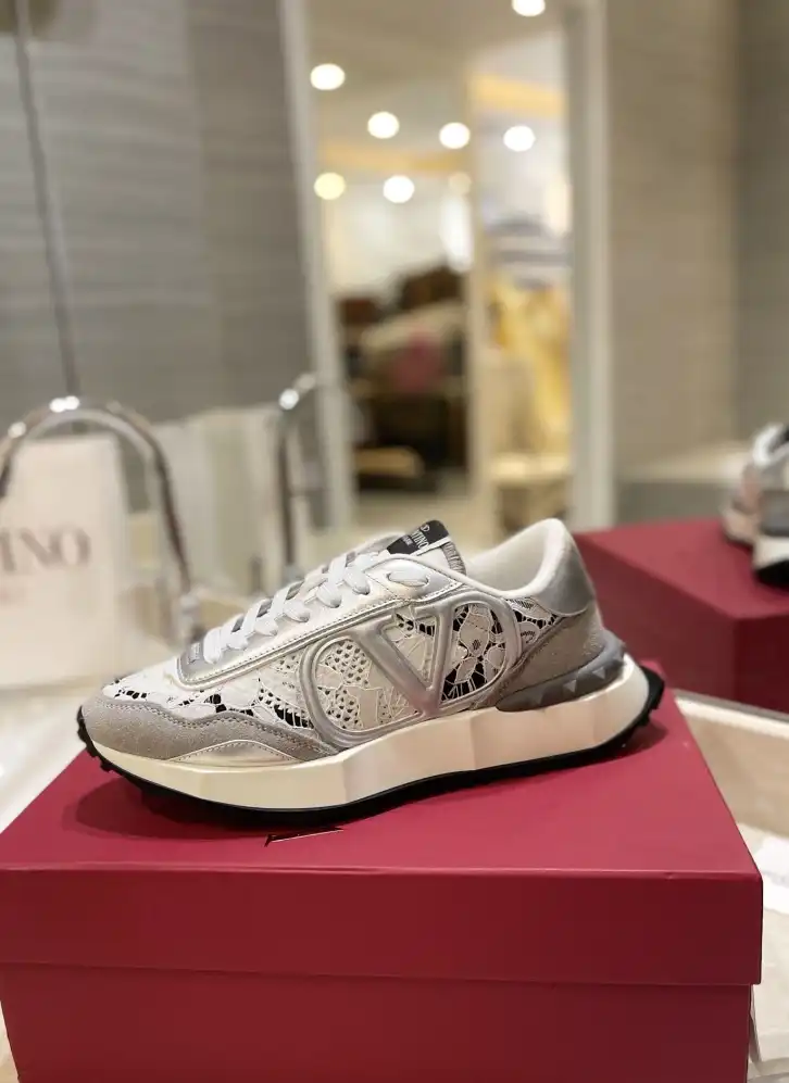 hype Valentino Sneakers