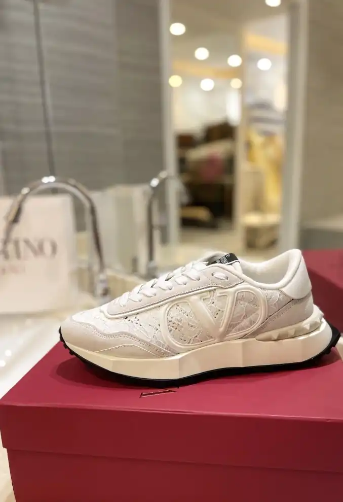 hype Valentino Sneakers