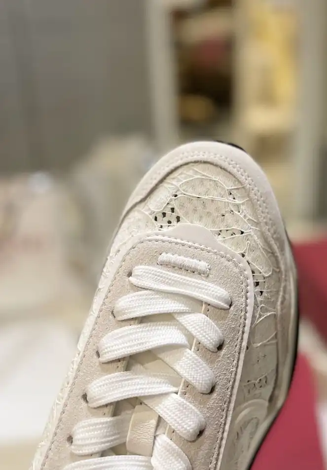 hype Valentino Sneakers