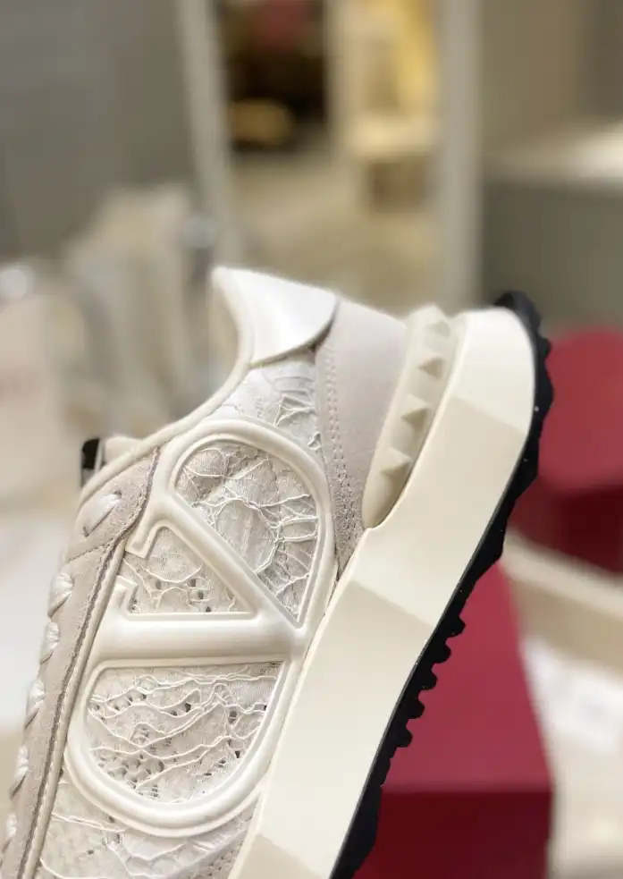 hype Valentino Sneakers