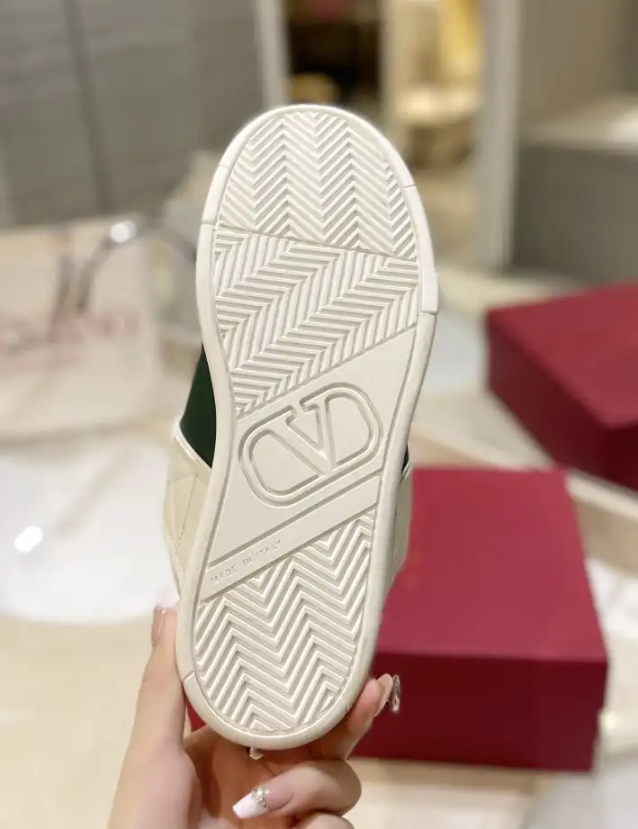 hype Valentino Sneakers