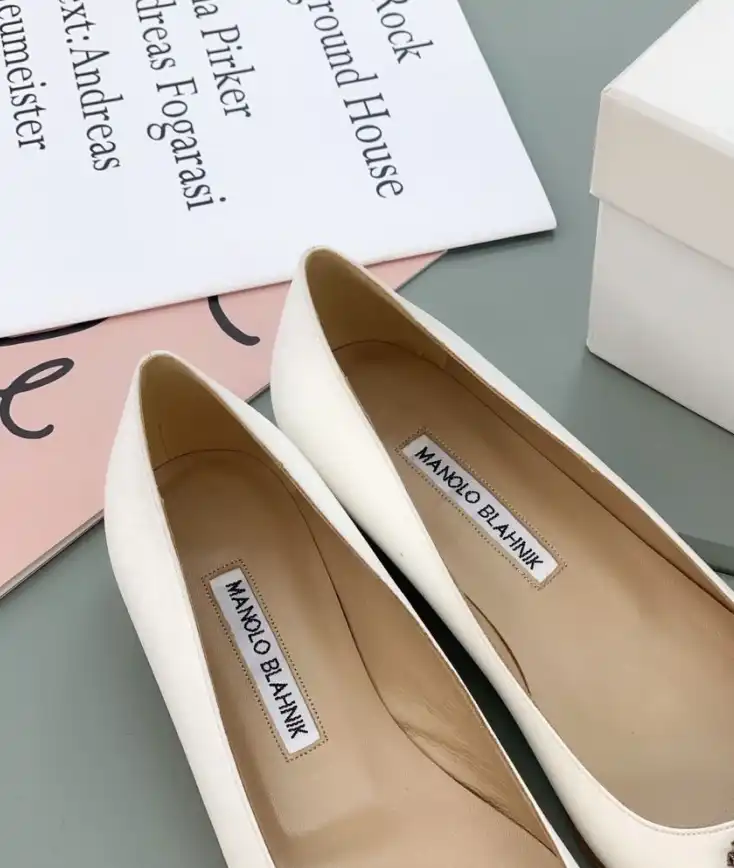 hype Manolo Blahnik flat shoes