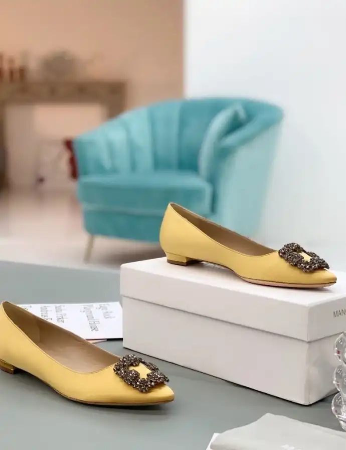 hype Manolo Blahnik flat shoes