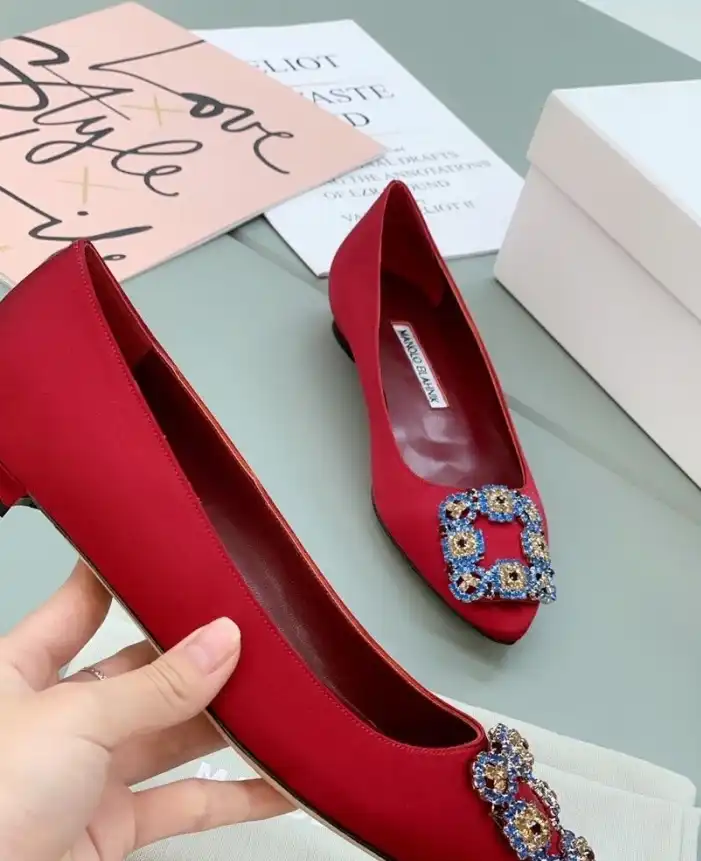 hype Manolo Blahnik flat shoes