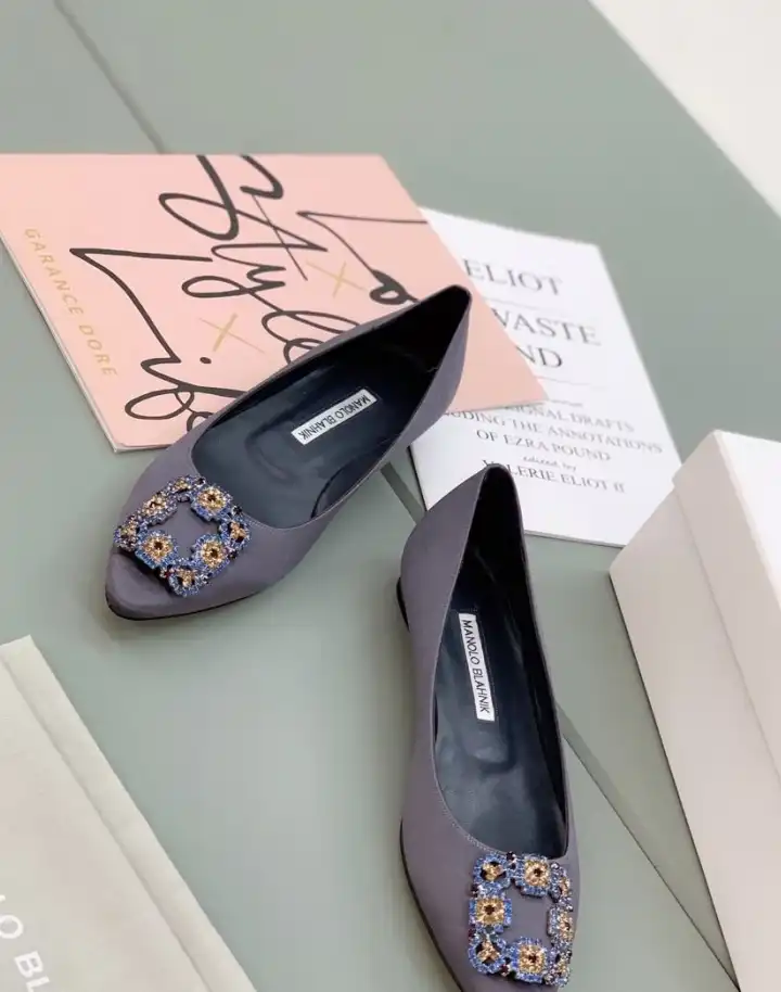 hype Manolo Blahnik flat shoes