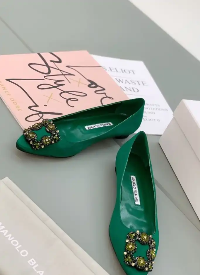 hype Manolo Blahnik flat shoes