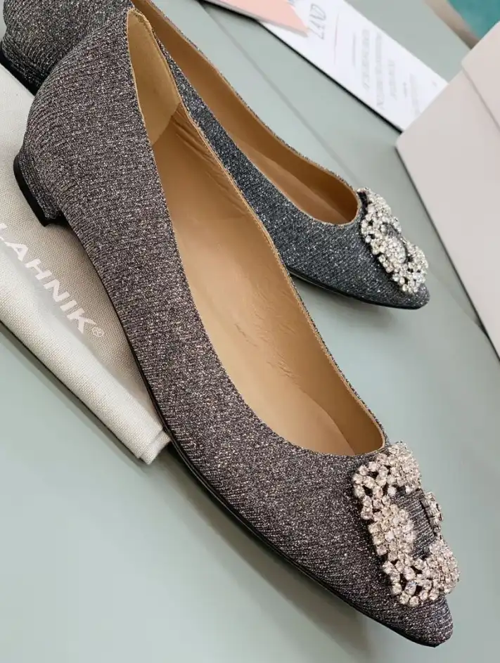 hype Manolo Blahnik flat shoes