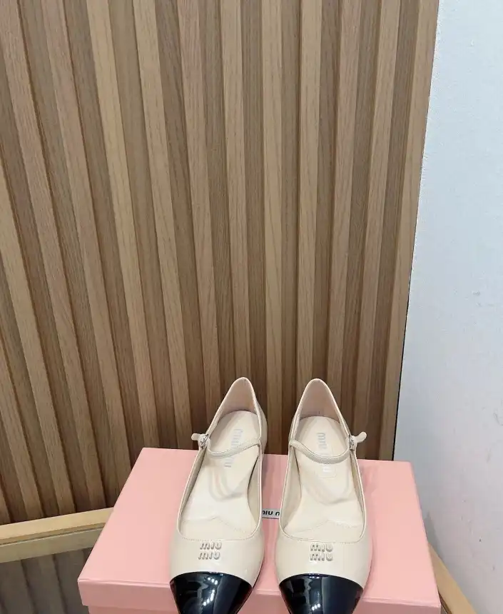 hype Miu Miu flat shoes