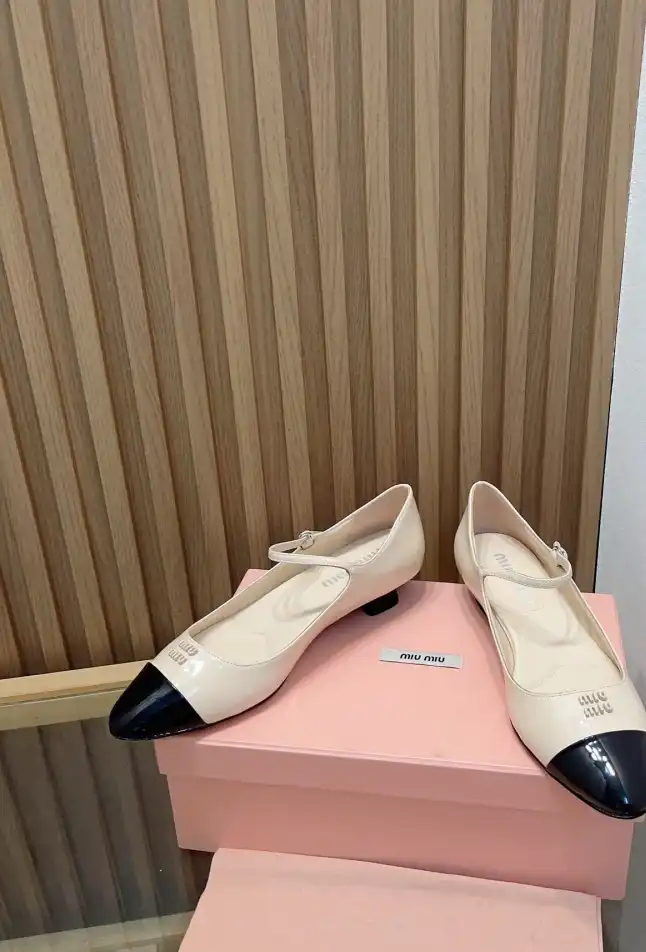 hype Miu Miu flat shoes