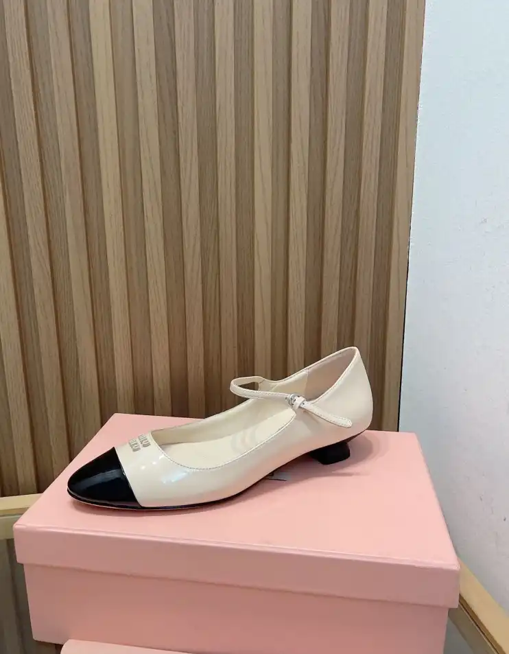 hype Miu Miu flat shoes