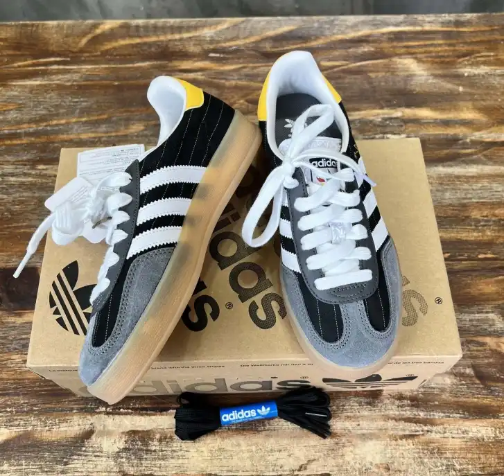 hype Adidas Sneakers