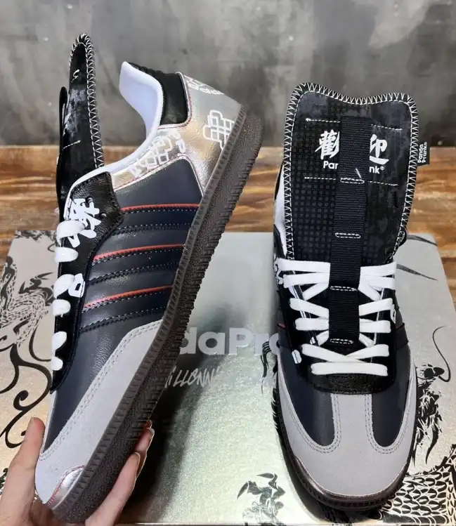 hype Adidas Sneakers