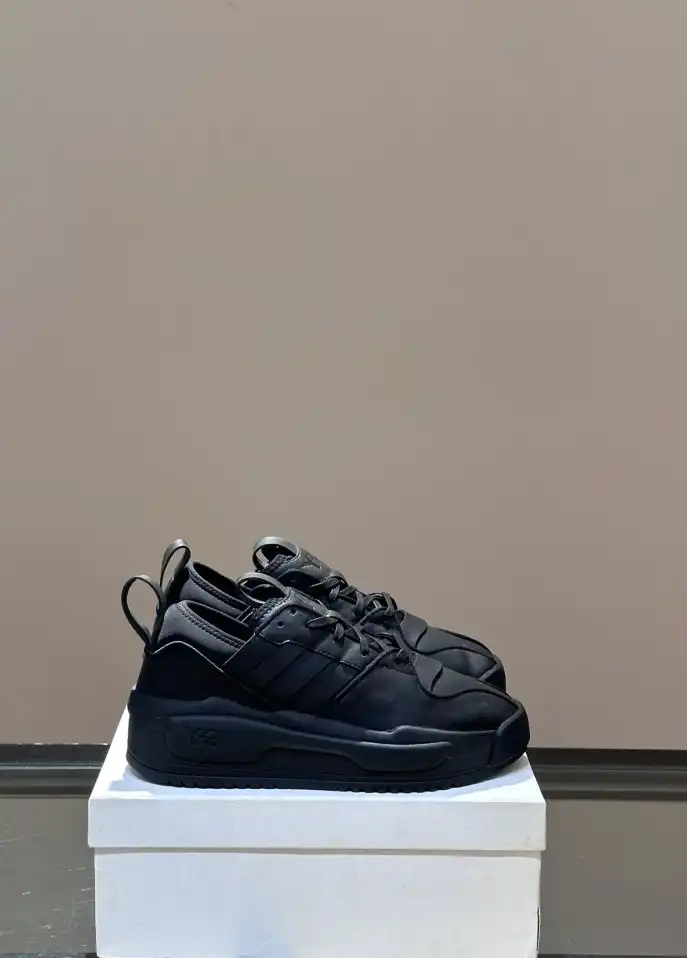 hype Adidas Sneakers