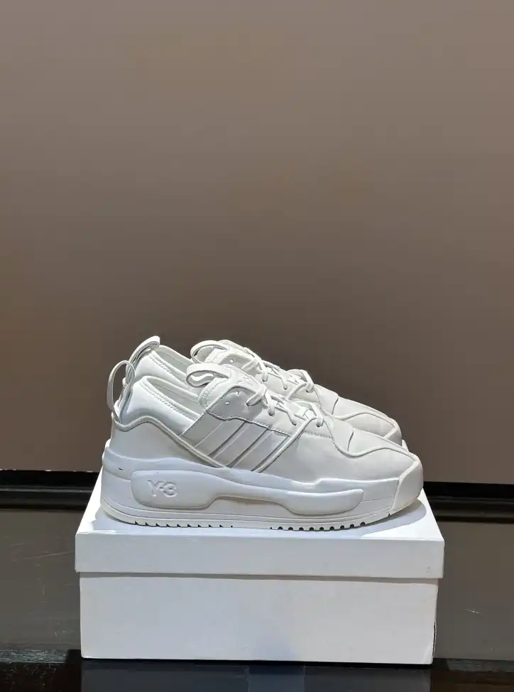 hype Adidas Sneakers