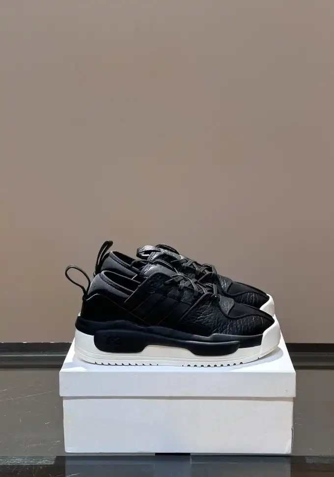 hype Adidas Sneakers