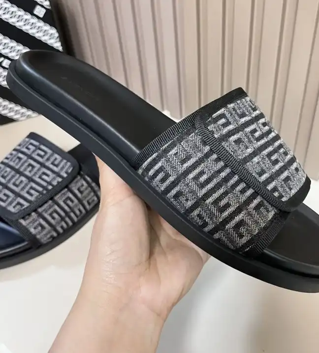 hype Givenchy Slippers