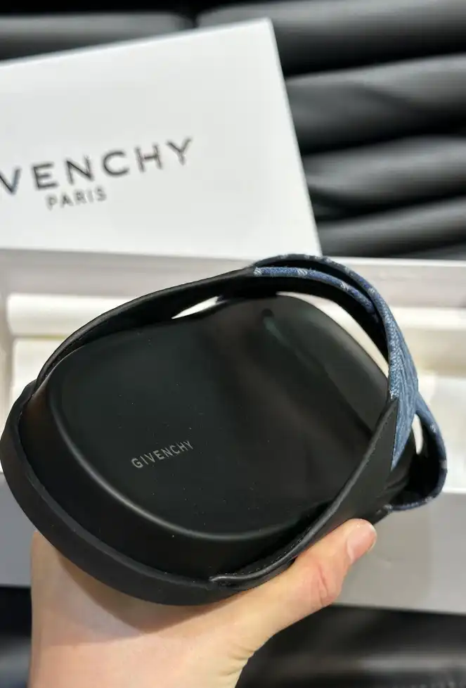 hype Givenchy Slippers