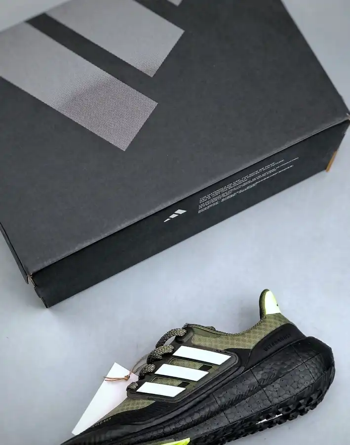 hype Adidas Sneakers