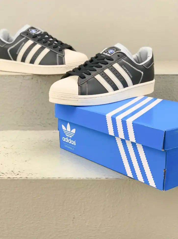 hype Adidas Sneakers