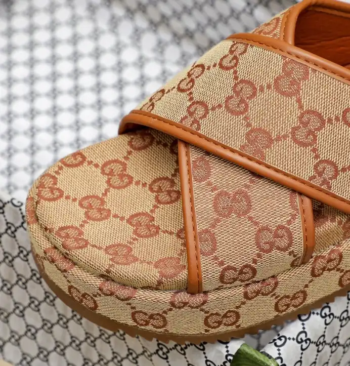 hype Gucci Slippers