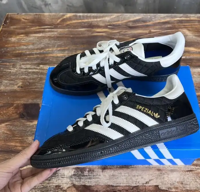 hype Adidas Sneakers