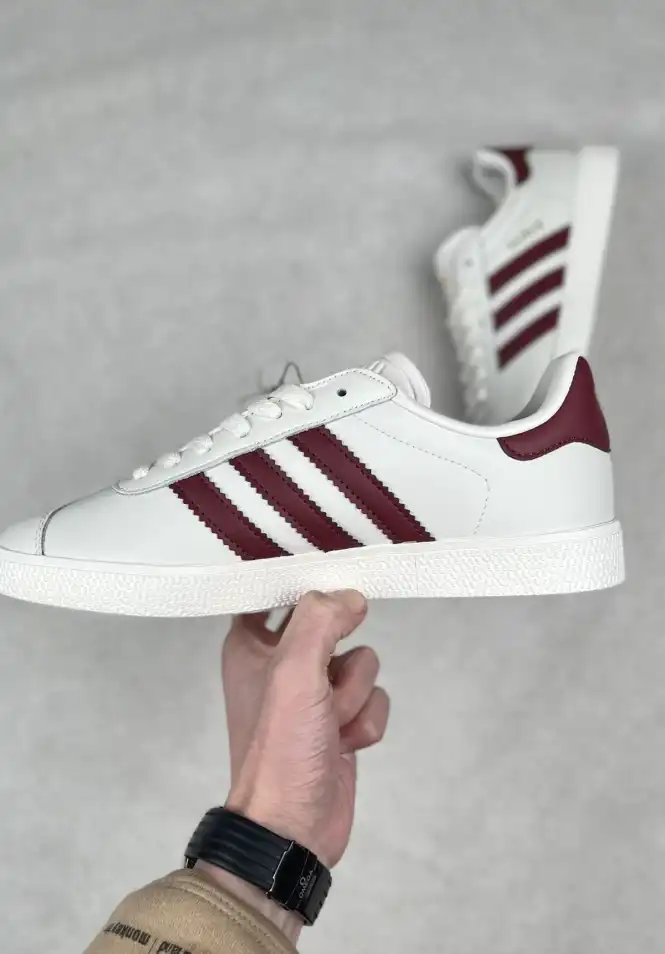 hype Adidas Sneakers