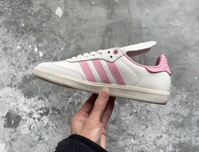 hype Adidas Sneakers