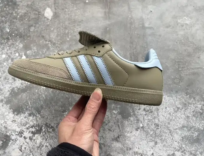 hype Adidas Sneakers