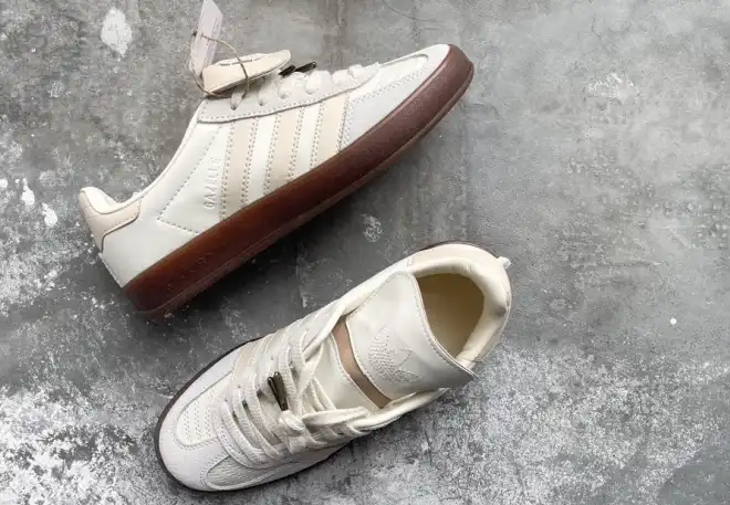 hype Adidas Sneakers