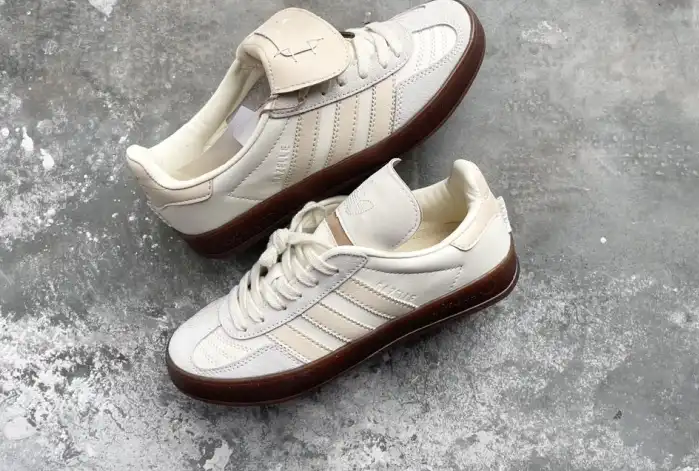 hype Adidas Sneakers