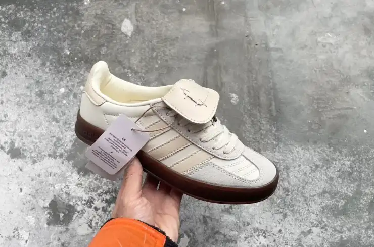 hype Adidas Sneakers