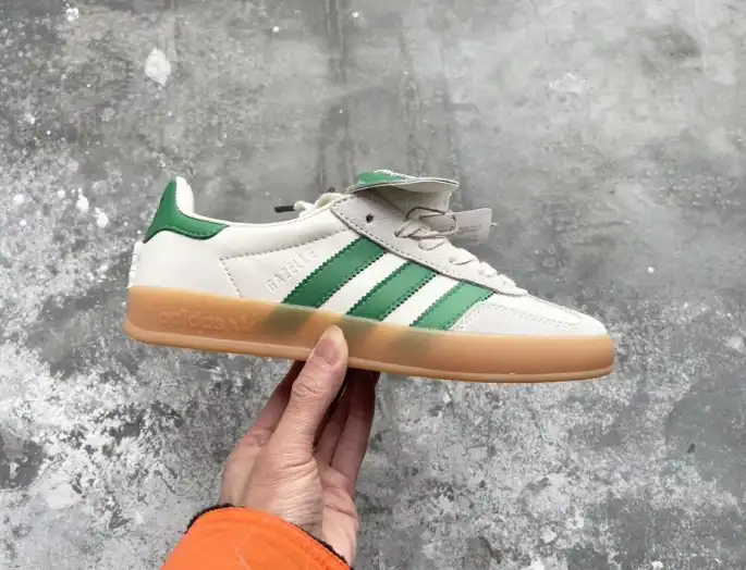 hype Adidas Sneakers