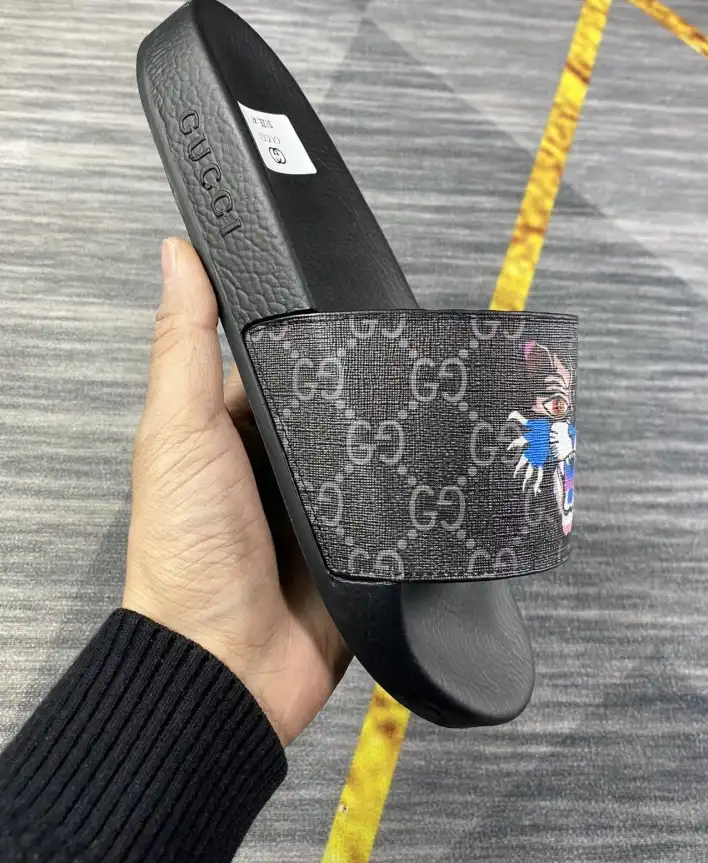 hype Gucci Slippers