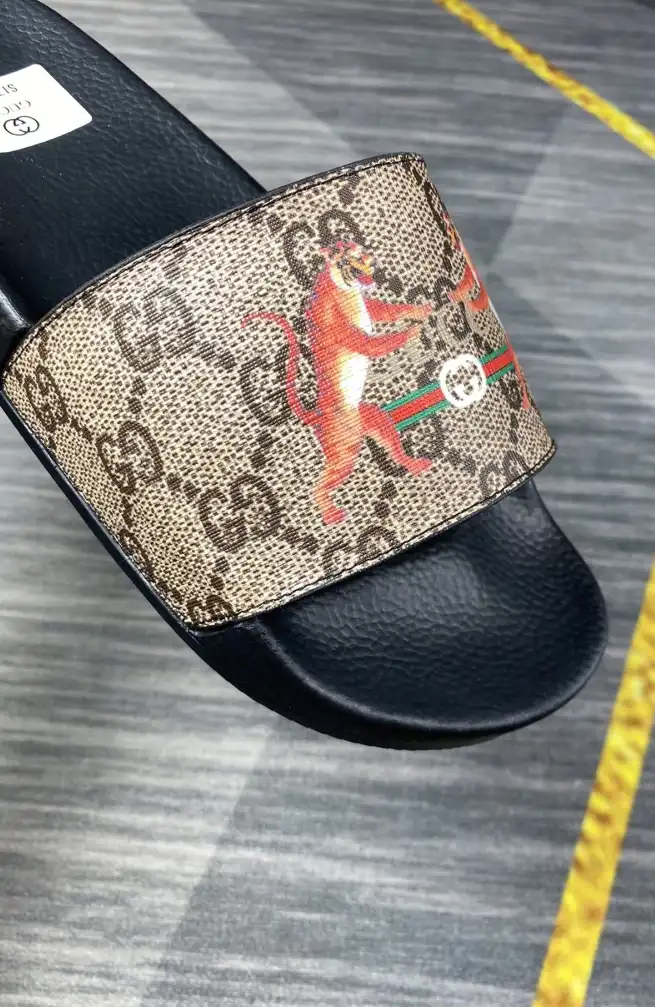 hype Gucci Slippers