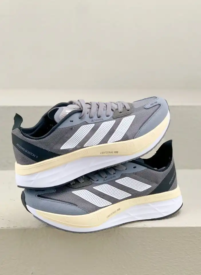 hype Adidas Sneakers