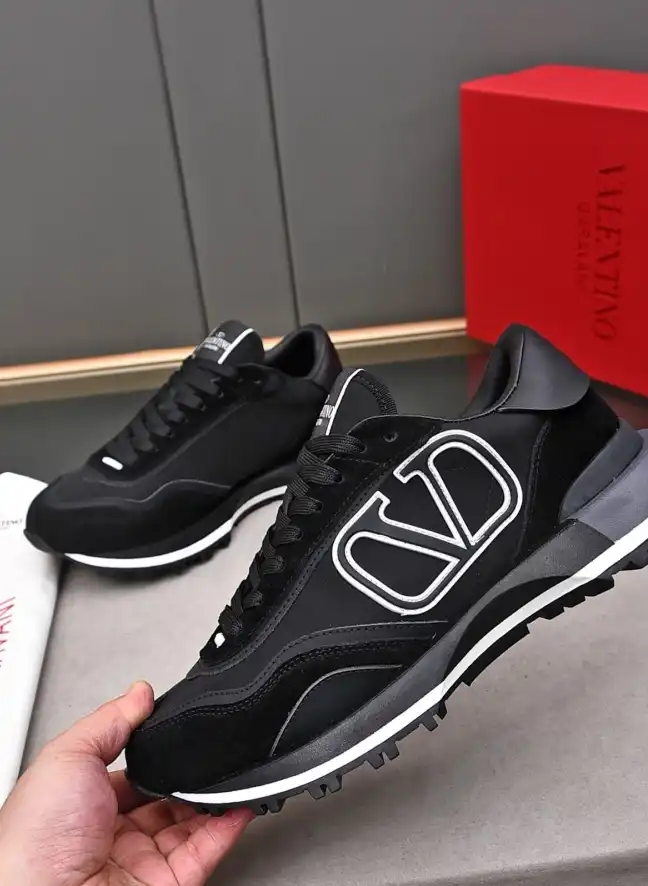 hype Valentino Sneakers