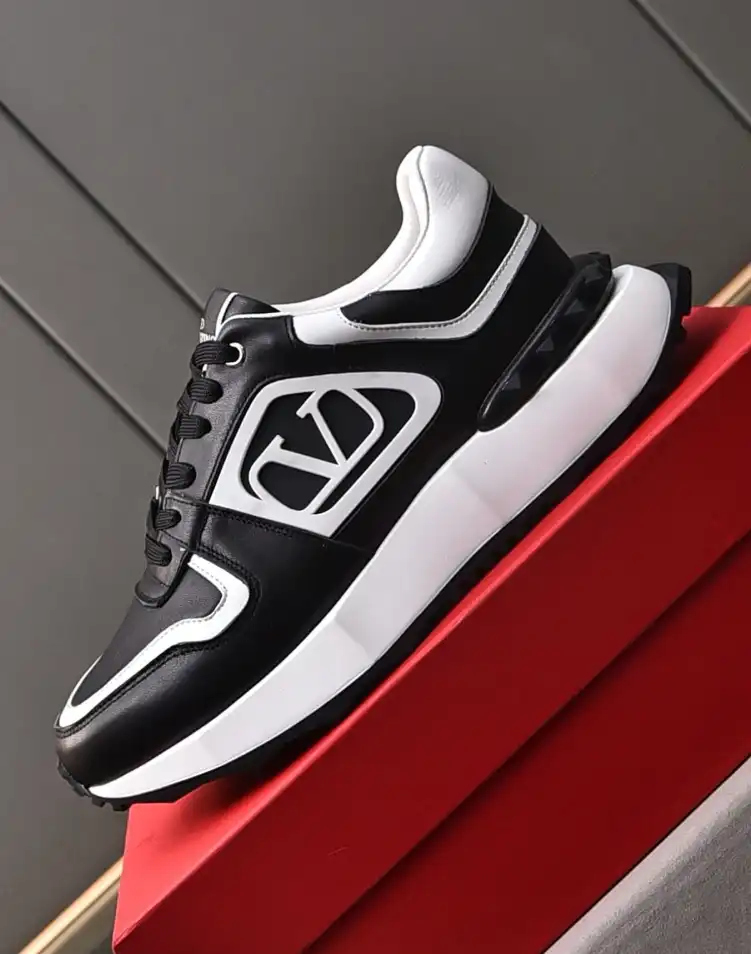 hype Valentino Sneakers