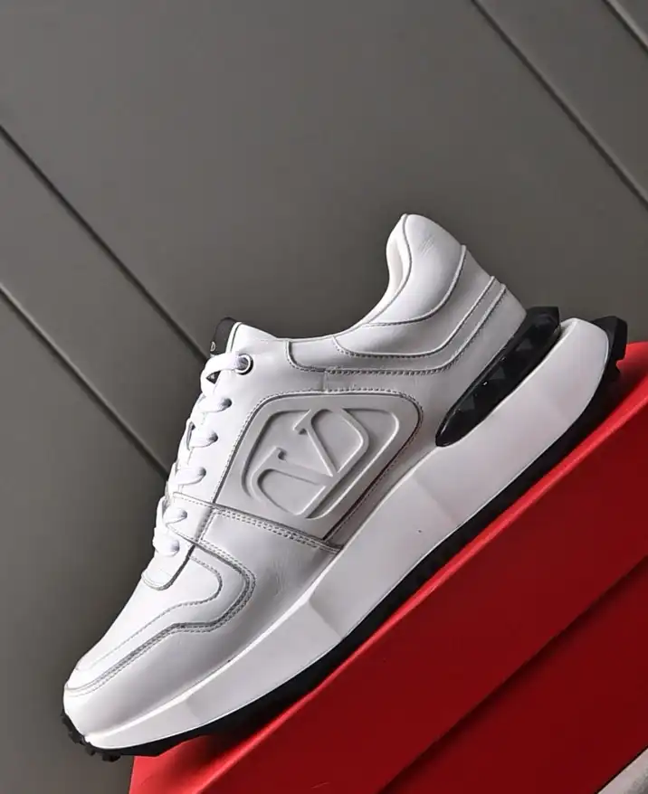 hype Valentino Sneakers