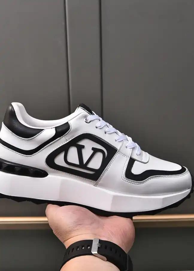 hype Valentino Sneakers