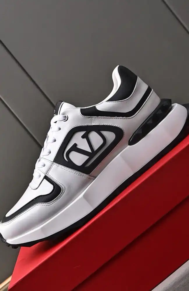 hype Valentino Sneakers