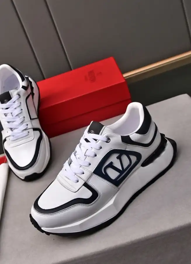 hype Valentino Sneakers