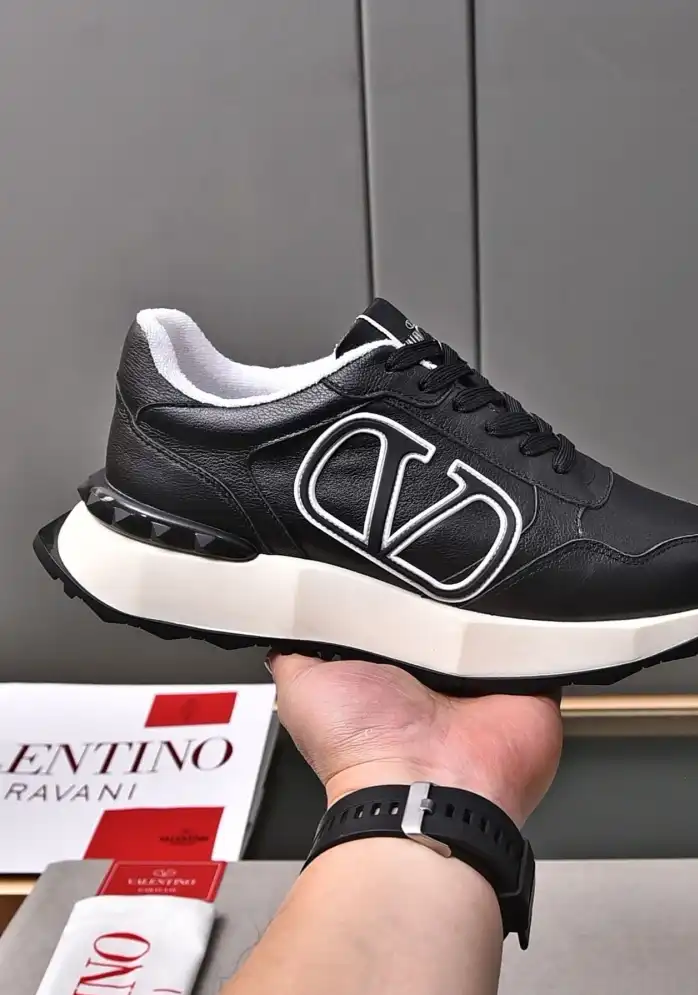 hype Valentino Sneakers