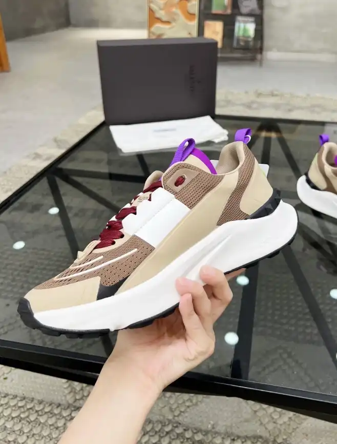 hype Valentino Sneakers