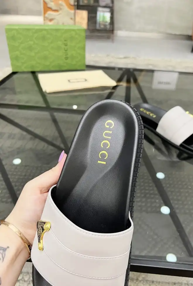 hype Gucci Slippers